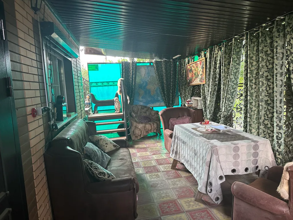 Уютный домик рядом с садом, хвойными деревьями, рядом с тц