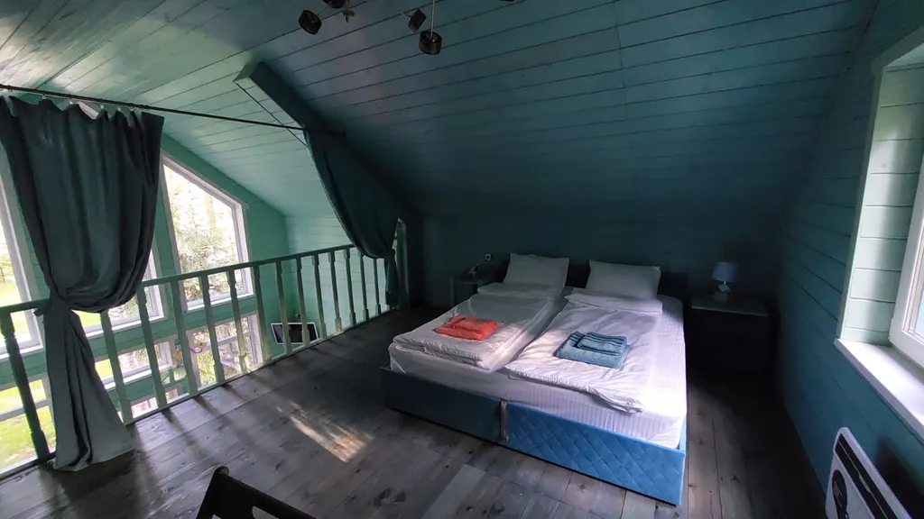 Барнхаус в лесу с голубой гостиной