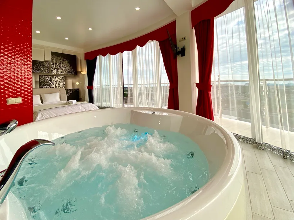 Апартаменты с гидромассажной ванной и красивым видом