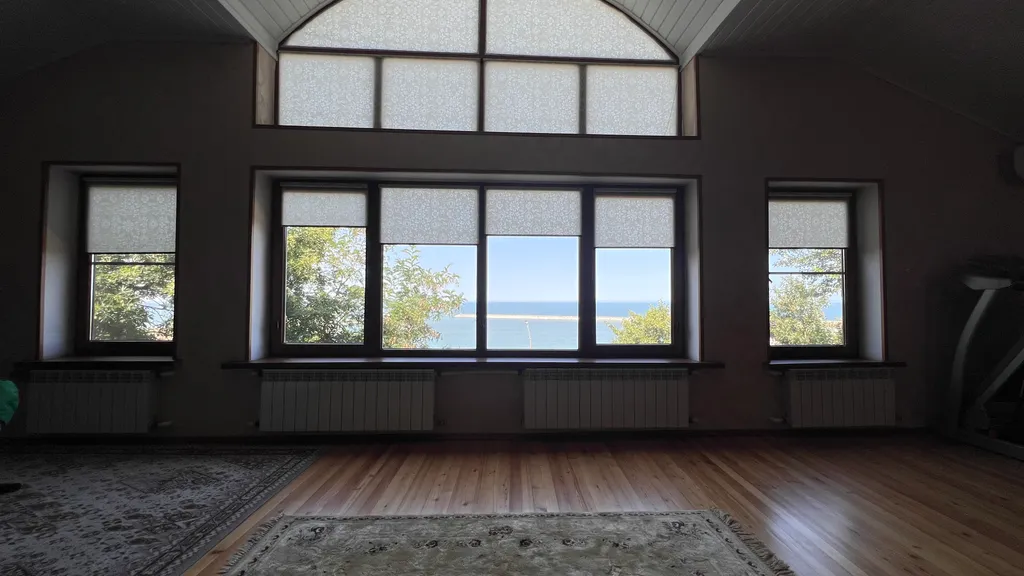 Деревянный дом с красивым видом на море