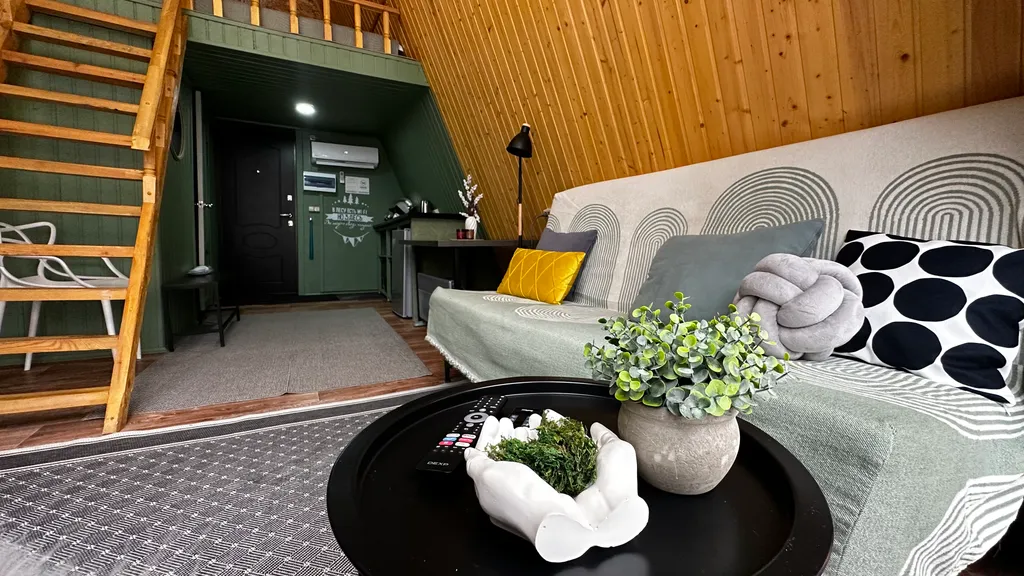 Роскошный дом на территории озера