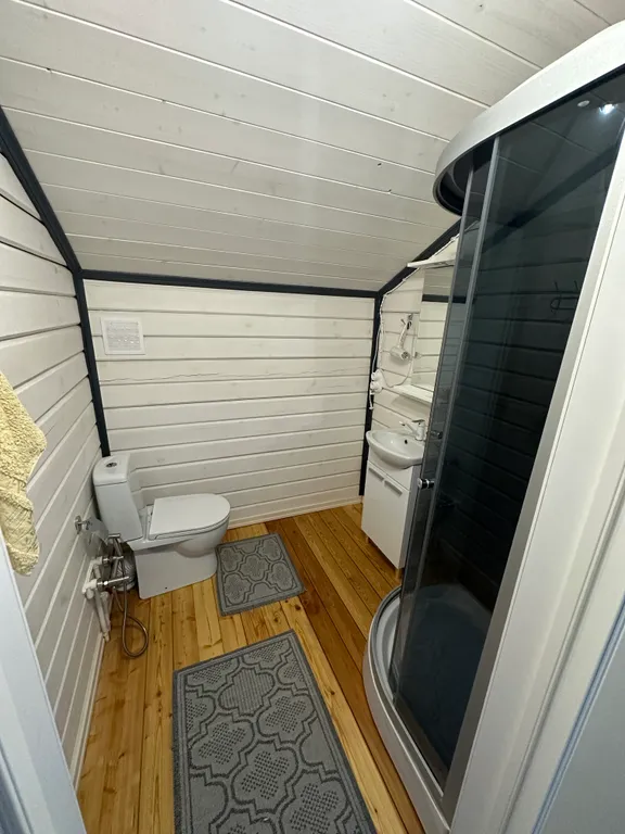 Уютный брусовый дом на берегу