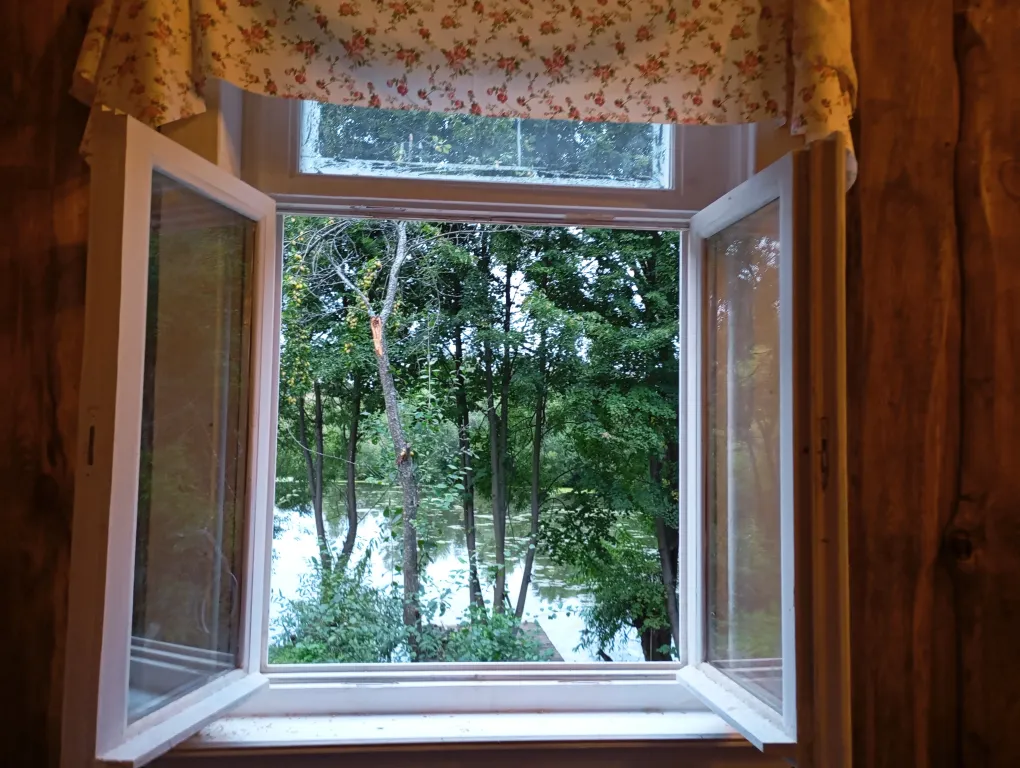 Изба с уютом детства, деревенский дом с баней и русским бытом