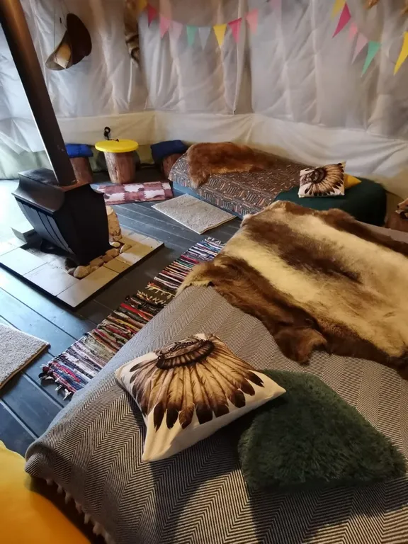 Уютный глэмпинг Типи-трип в лесу с баней, купелью и очагом