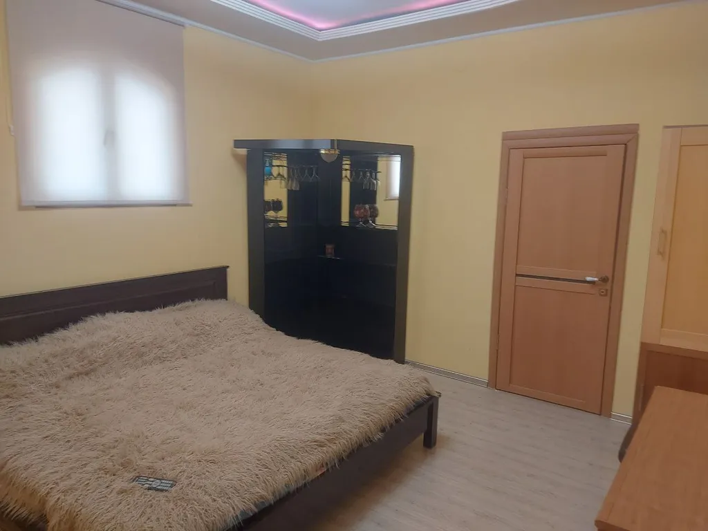 Коттедж с гостиной и столовой