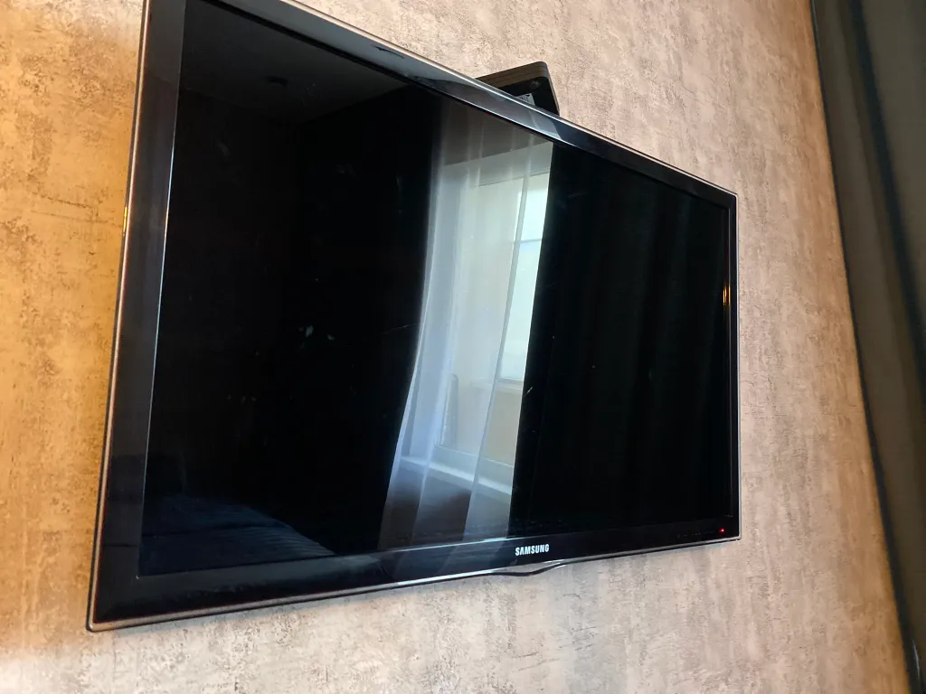 Уютная современная квартира с парящей кроватью с подсветкой