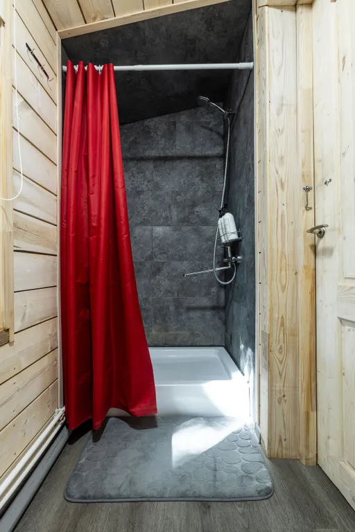 Деревянный дом у озера Кипень