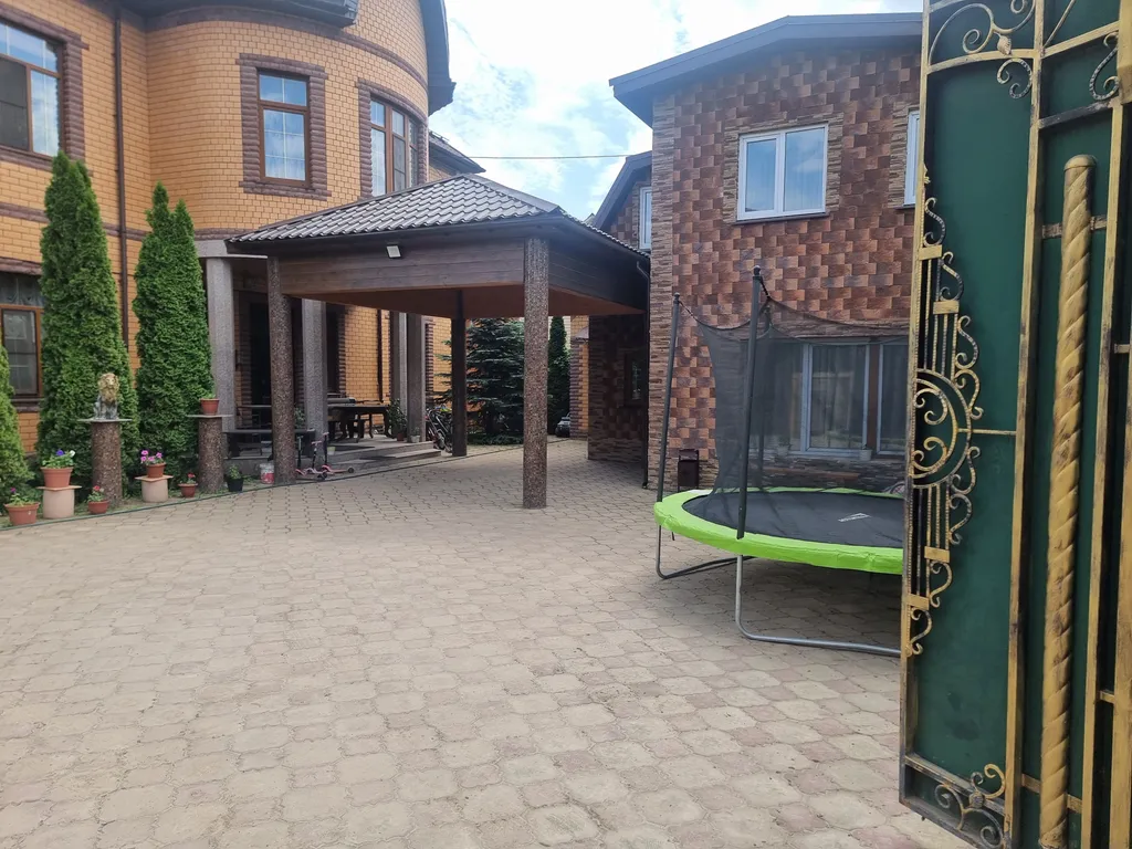 Дом у метро