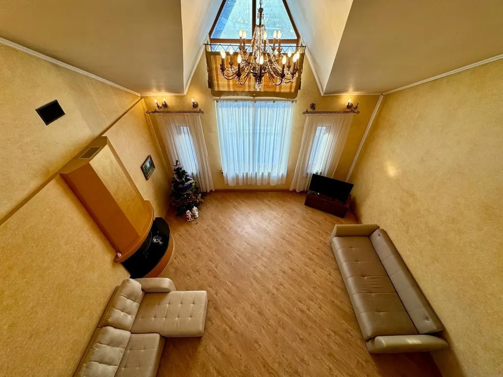 Дом с сауной и бассейном в черте города