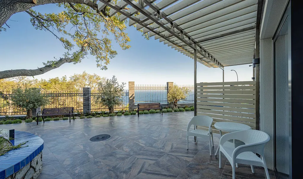 Комфорт панорама сад с террасой