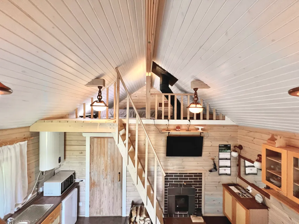 Маленький дом на берегу озера