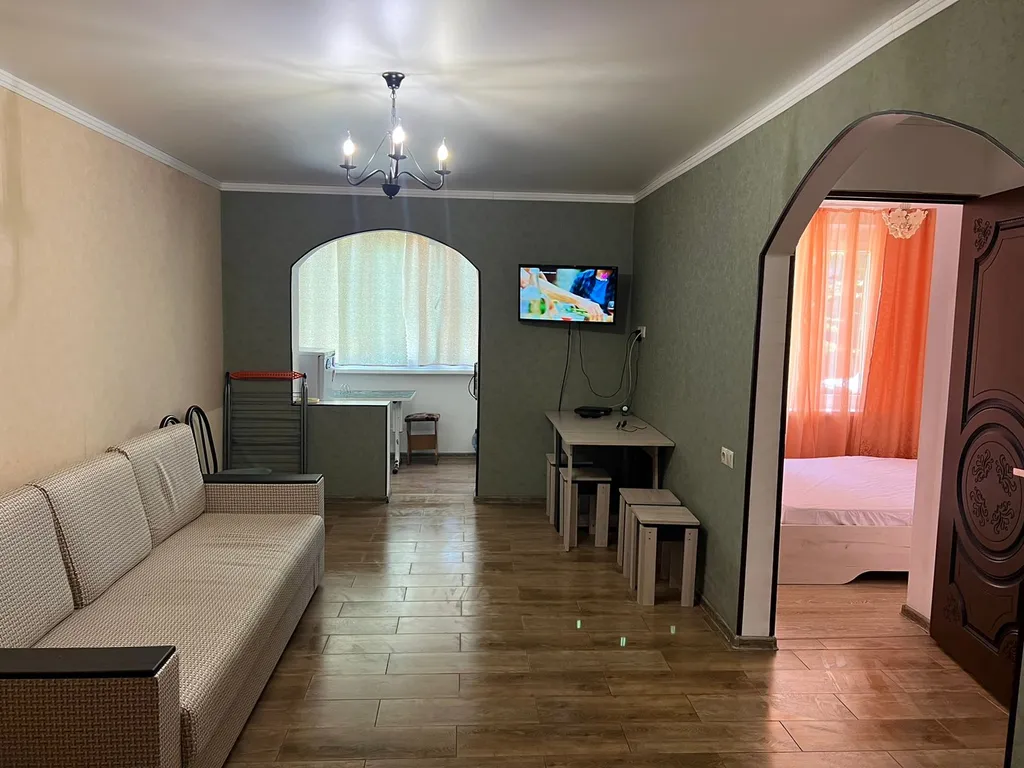 Трёхкомнатная квартира рядом с морем — аренда посуточно в Пицунда