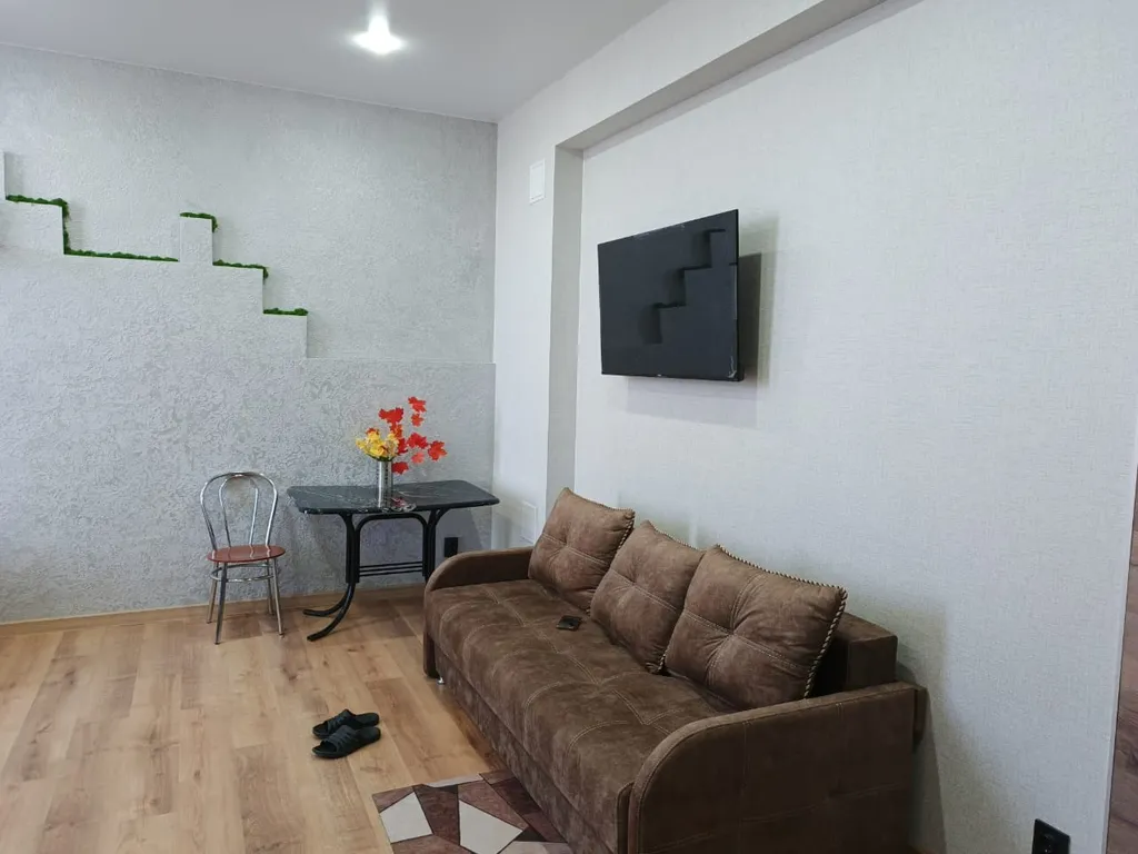 Большая однокомнатная квартира — аренда посуточно в Миллерово