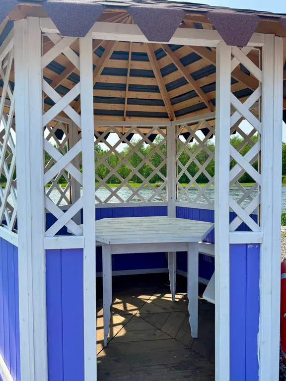 Уютный домик на берегу