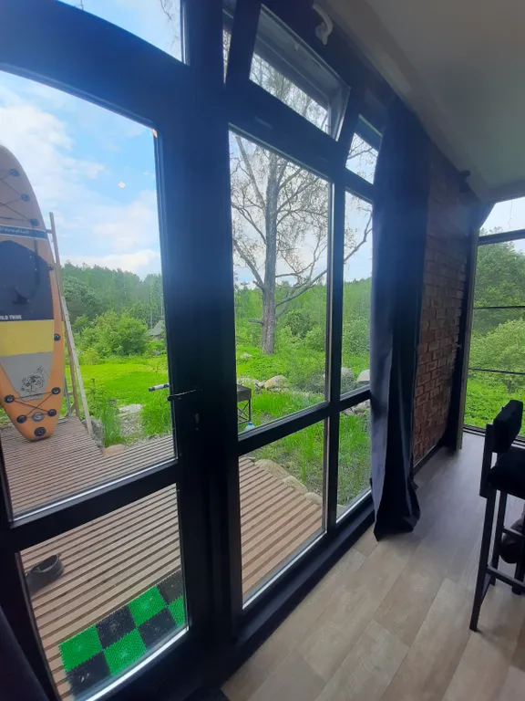 Уютный домик-студия на склоне холма у реки