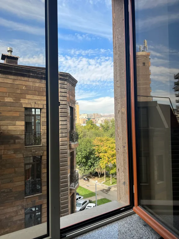 Студия с одной большой кроватью и видом на город