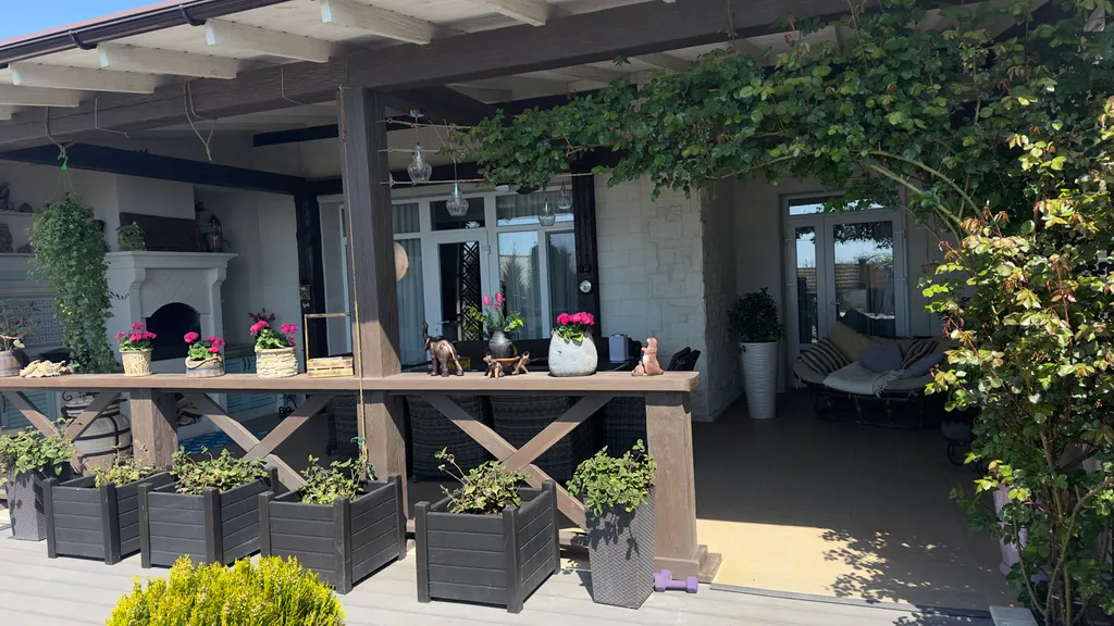 Дом с бассейном у моря