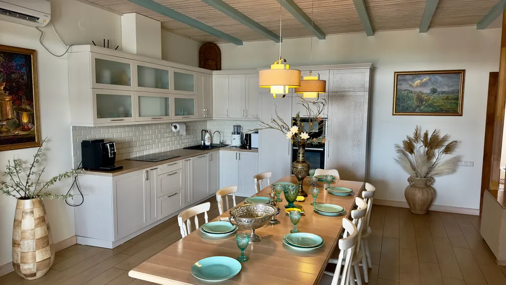 Дом с бассейном у моря