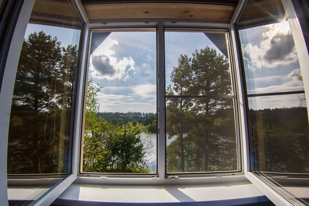 Уютный и тёплый домик на берегу реки