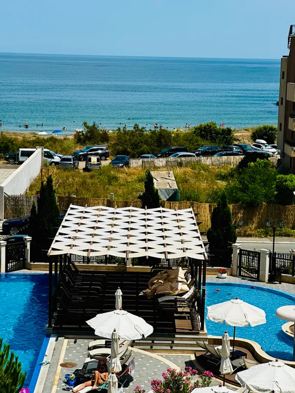 Трёхкомнатная квартира у пляжа, вид на море из всех комнат, два бассейна