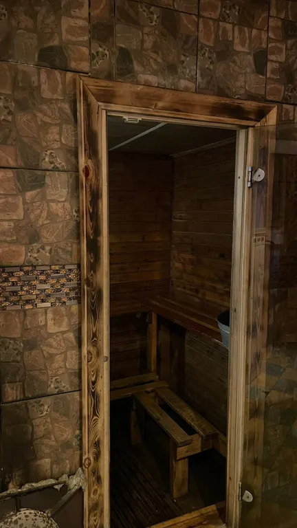 Коттедж на берегу пруда с бассейном