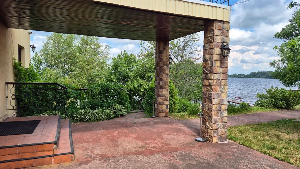 Дом на берегу волги, с видом на затопленную колокольню