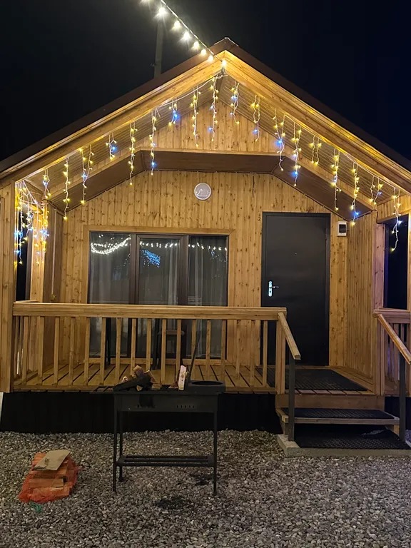 База отдыха теси с уютными домиками и видом на горы