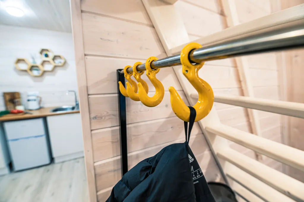 Уютный дом-шалаш в сосновом лесу