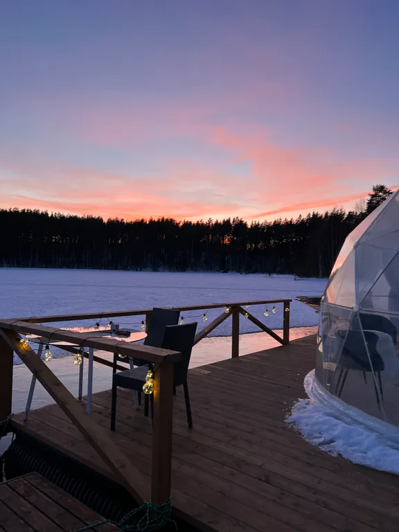 Сфера на берегу частного озера