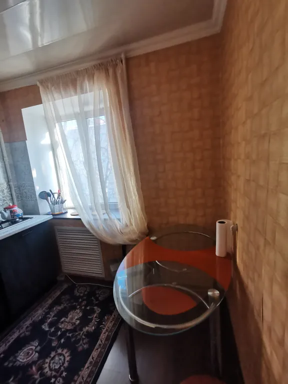 Центр города, в 100 метрах от площади Ленина