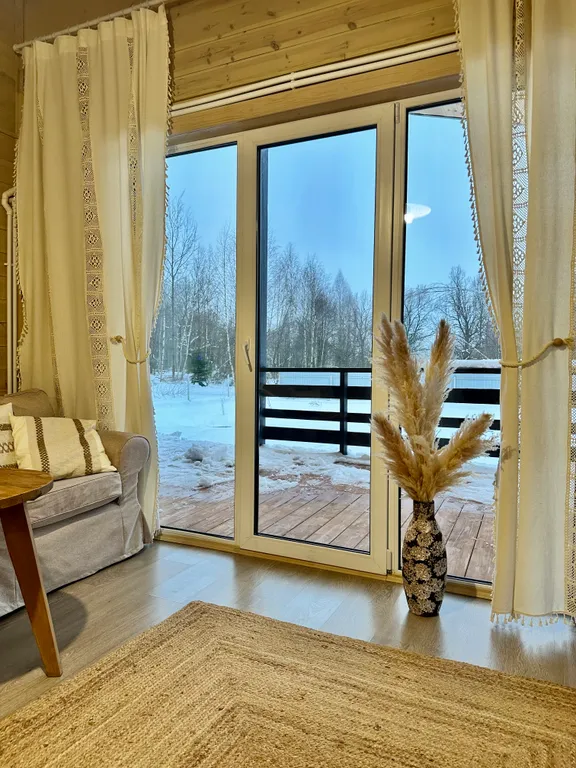 Домик в деревне На Бали Бывали с видом на лес