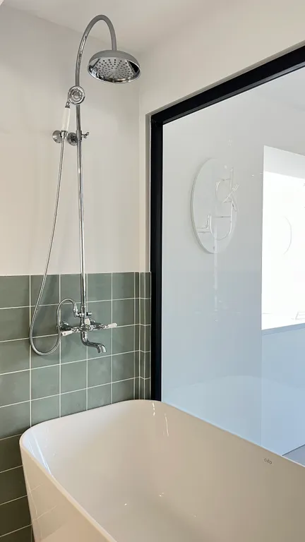 Апартамент с панорамной ванной рядом с морем