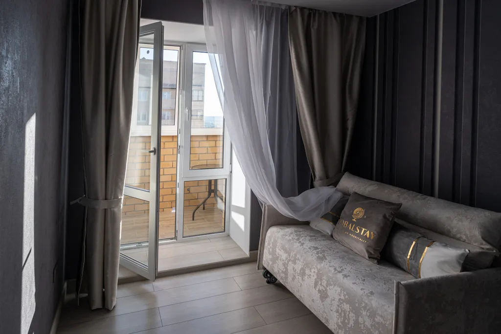 Дизайнерская трёххкомнатная квартира с панорамным видом Смоленска