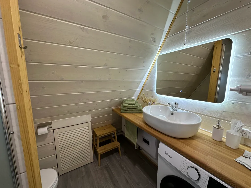 Дом в стиле A-frame на самом берегу реки