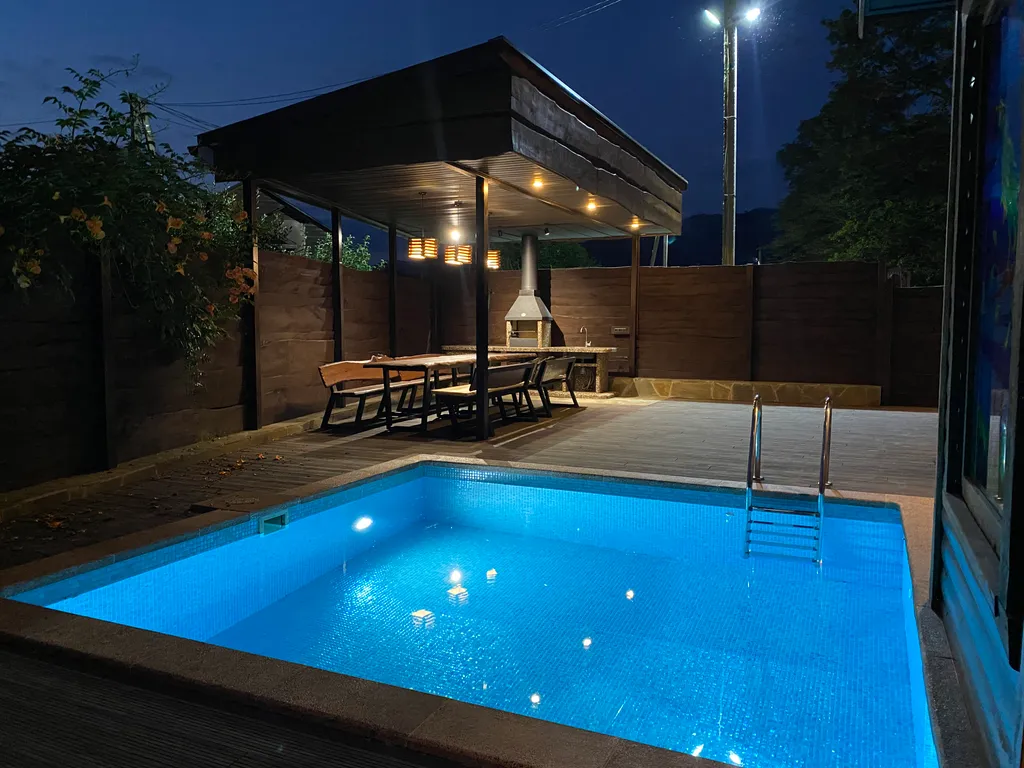 Загородный коттедж с баней и подогреваемым бассейном