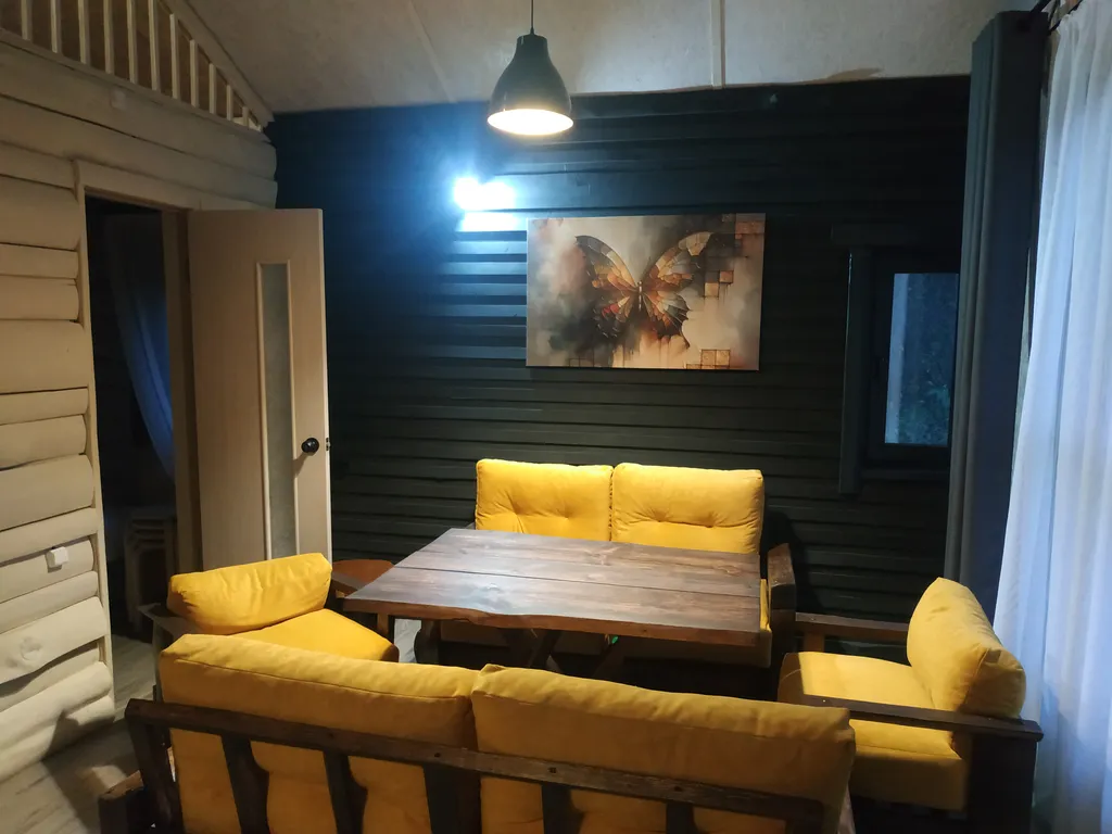 Уютный дом в лесу