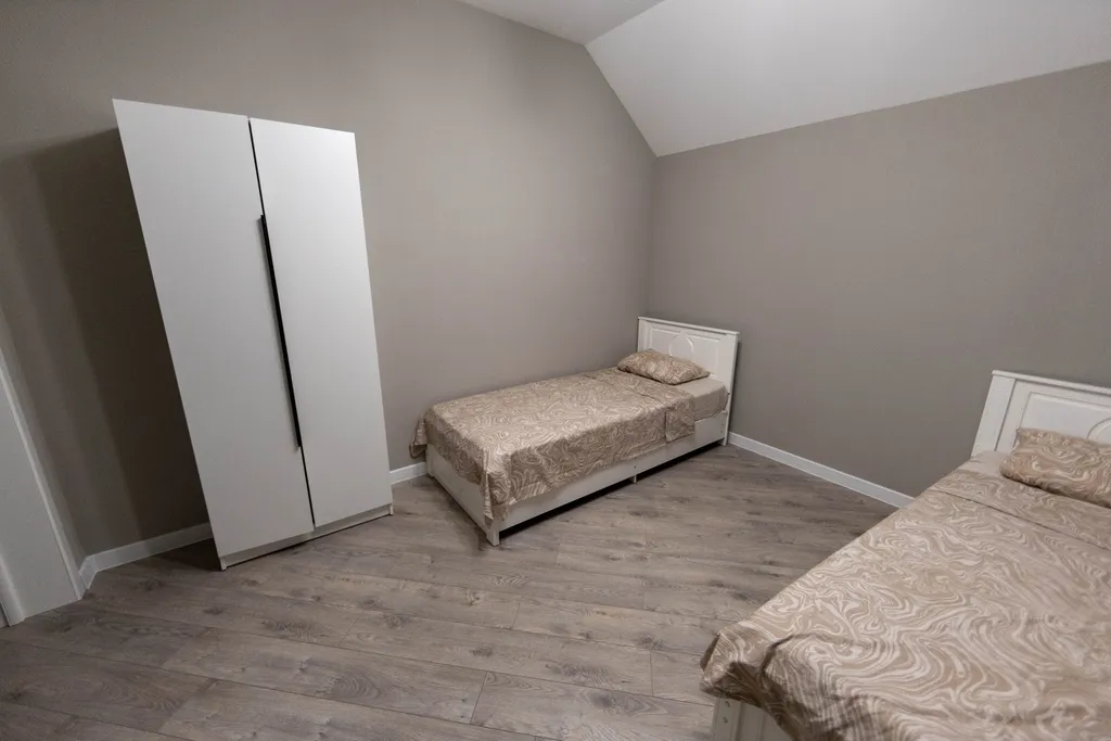 Просторный двухэтажный коттедж на берегу городского пляжа