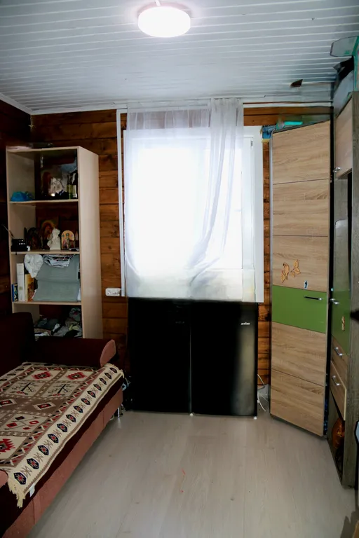 Коттедж на берегу реки с видом на сосновый лес