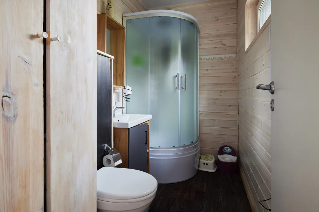 Дом в лесу рядом с озером