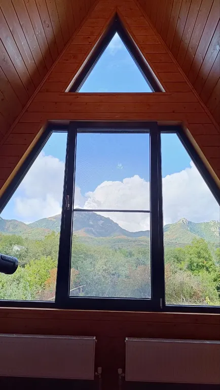 Большой деревянный треугольный дом (афрейм) с видом на бештау