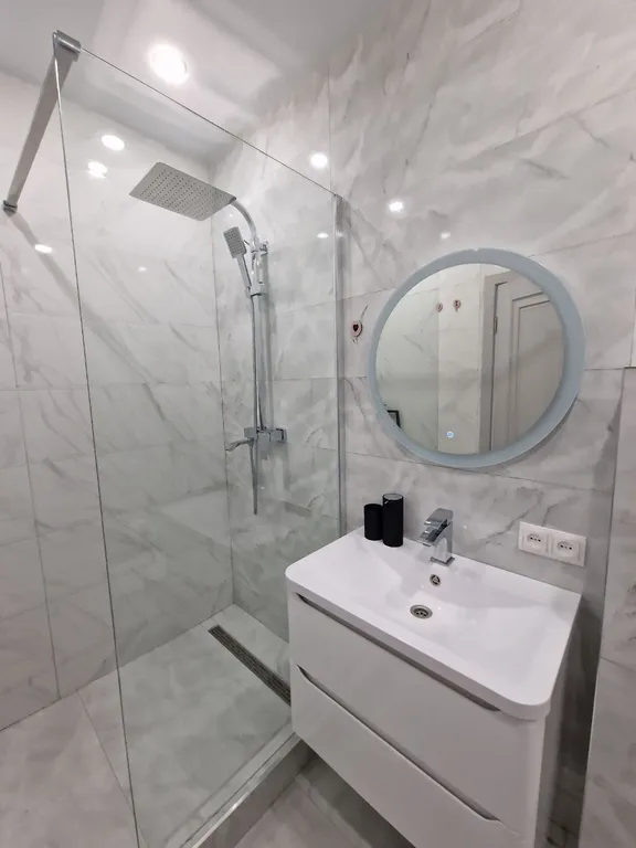 Апартамент с панорамными окнами и очками виртуальной реальности