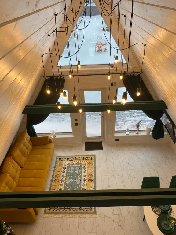 Дом A-frame с сибирским чаном на бревнах