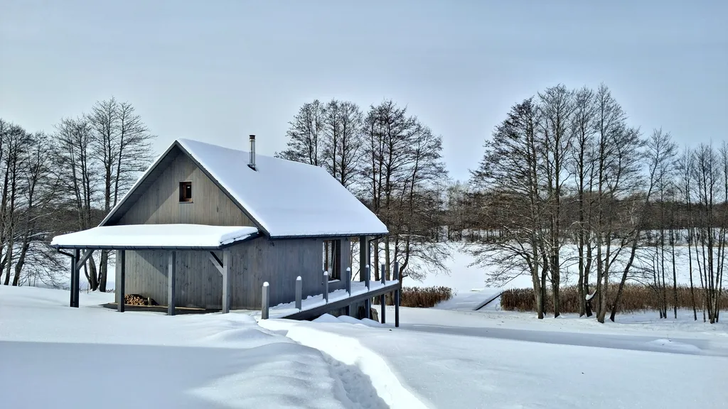Современный дом на берегу озера в национальном парке Браславские озера
