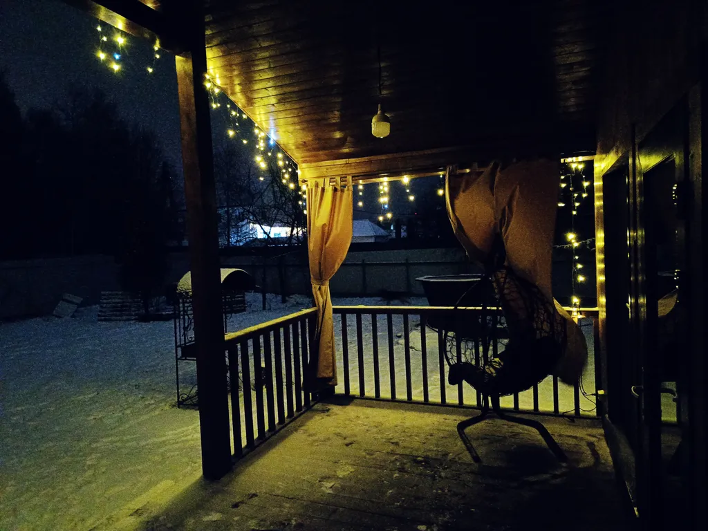 Уютный и теплый дом у леса