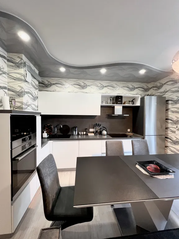 Двухкомнатная квартира в центре с 2 лоджиями