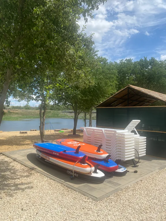 Загородный дом в черте города с озером