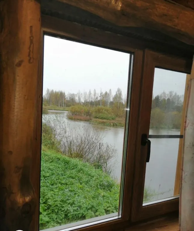 Дом баня на берегу водоема