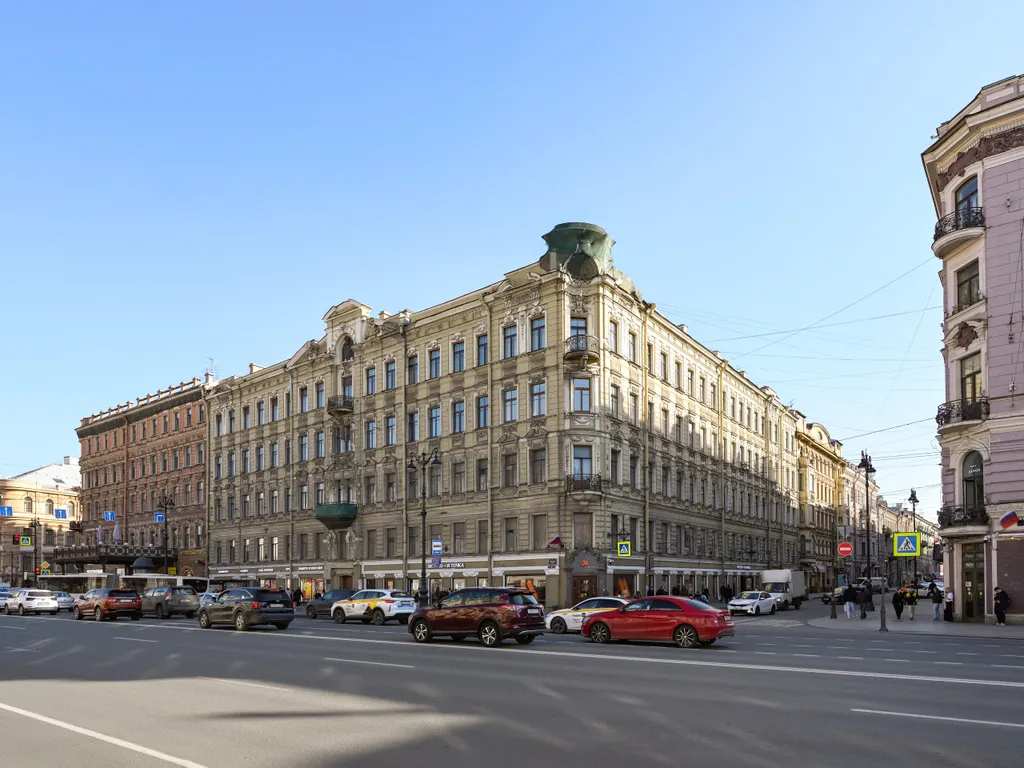 Апартаменты с видом на Невский