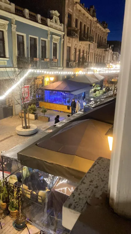 Апартаменты с двумя спальнями с историческим интерьером центр Тбилиси