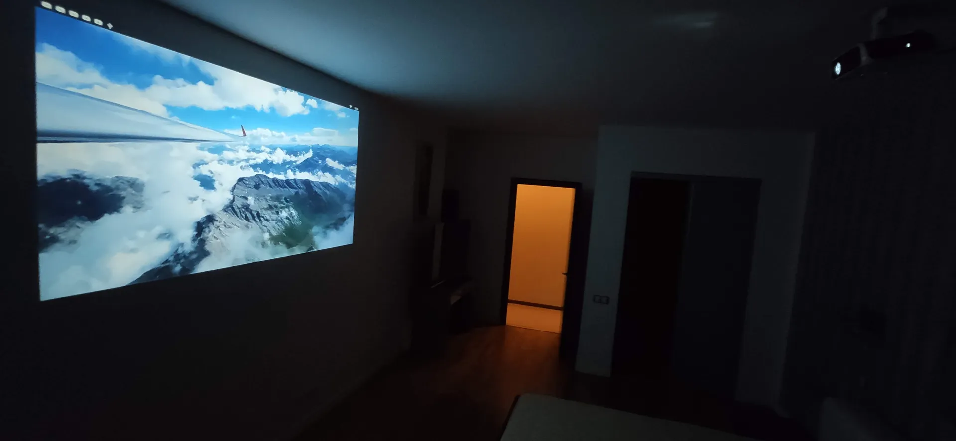 Вечером в хозяйской спальне можно смотреть full HD проектор. Звук идет через оригинальную  JBL xtreme